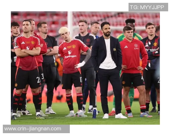 曼联参加抢夺免费签格伊！大英两国脚出路未卜，阿莫林恐需买中卫